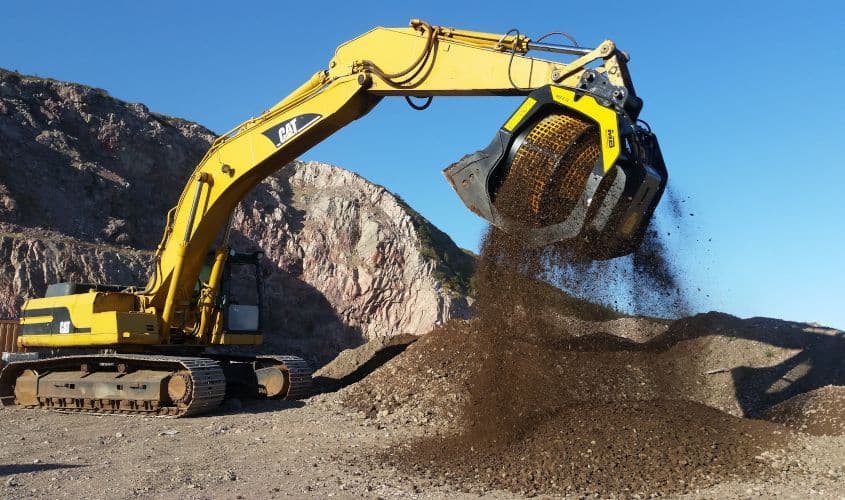 バケットクラッシャーBF90.3をVolvo EC240に取り付けて、花崗岩の廃石を破砕。花崗岩の採石場にて。