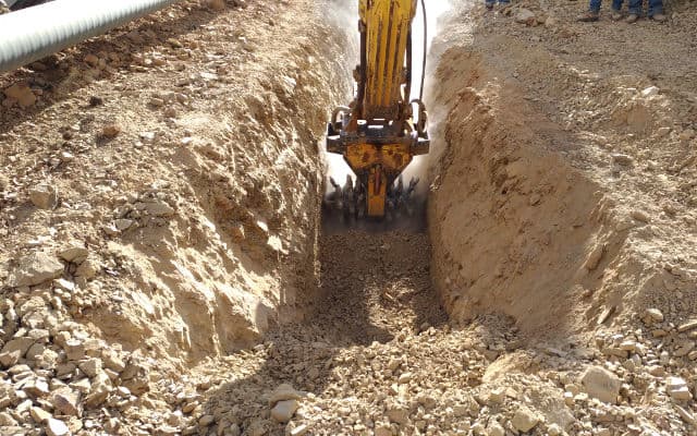 MB R800 Komatsu PC200 Bolivia rocks granite