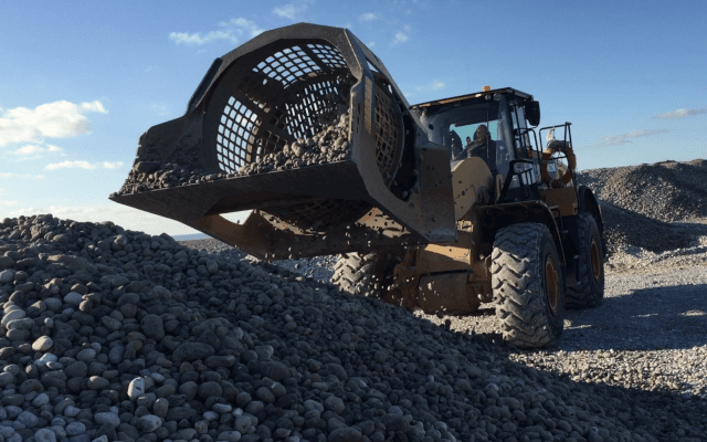 MB LS220 Caterpillar 962M France limestone