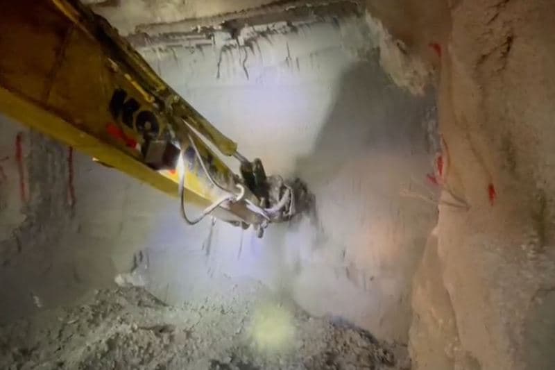 r $2 Komatsu P C $2 Tunneling Rocksandsoil 1618820842 (800x533) - ツインヘッダーMB-R800をコマツPC200に取り付けて鉱山の坑道を堀り進めている様子。