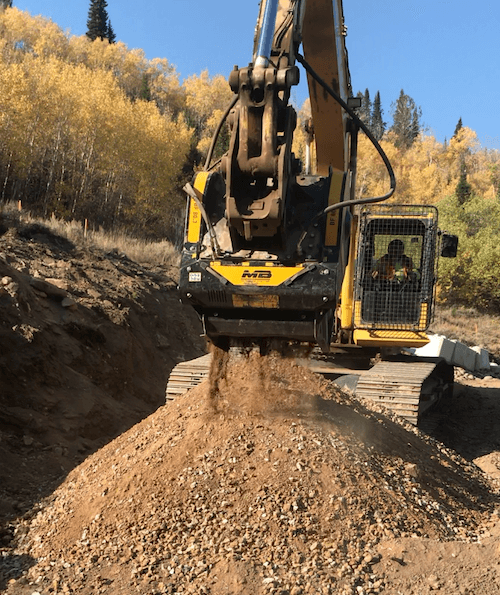 CAT320に取り付けられたバケットクラッシャーBF80.3が石灰岩を破砕している様子 (c080 rocks)