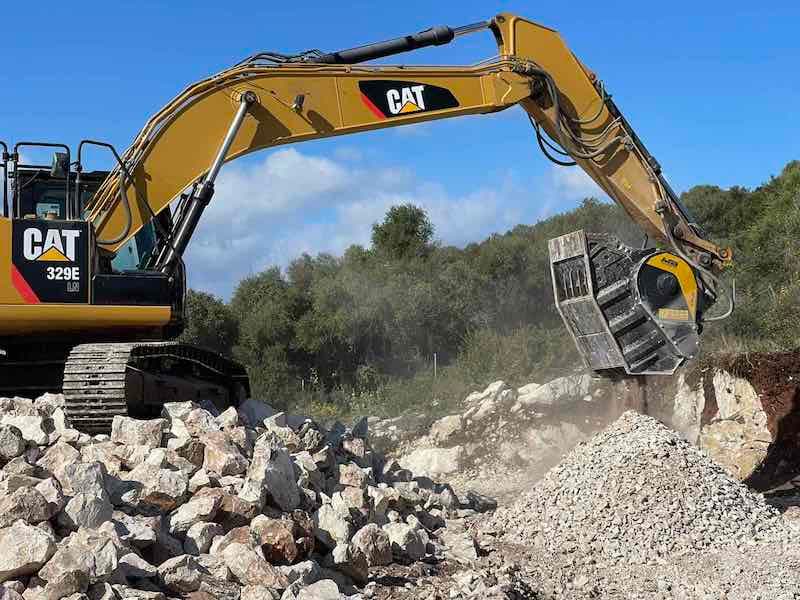 B F $2 caterpillar 329e searocks 1649058913 (800x600) - バケットクラッシャーBF90.3をキャタピラー329Eに取り付けて海岸の岩石を破砕