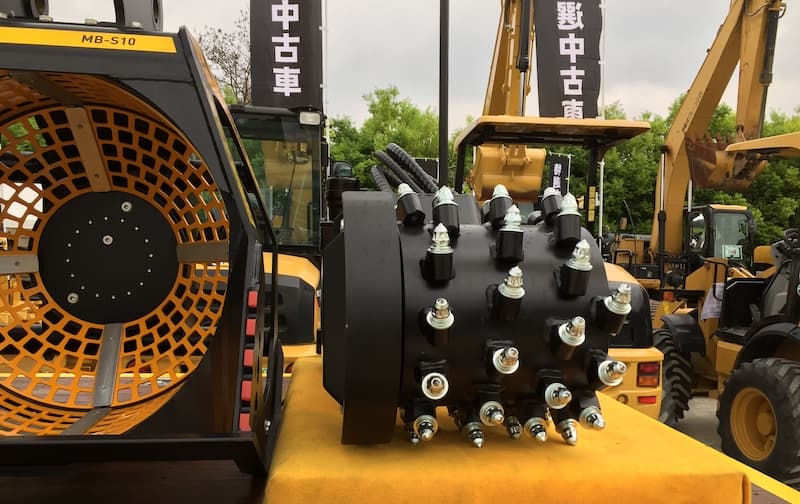 04 C A T Saitama R E V (800x504) - スクリーンバケットMB-S10（左）ドラムカッターMB-R500（右）