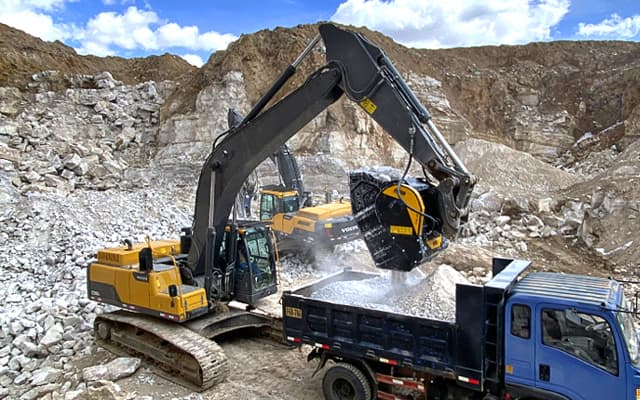 bf $2.3 2 (640x400) - バケットクラッシャーBF120.4をDoosan 340に取り付けて石灰岩を破砕中