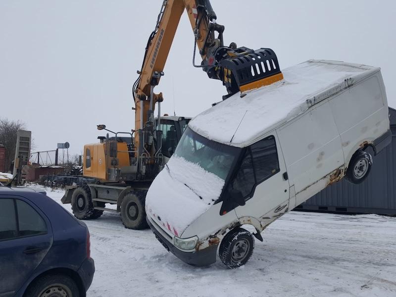 スクラップ車を動かすグラップル