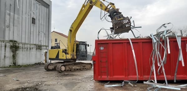 狭い現場で活躍する小型のMBクラッシャーアタッチメント