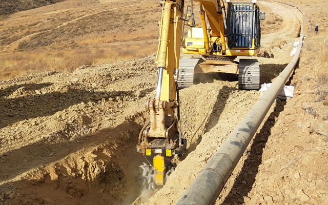 MB-R800_KomatsuPC200_Bolivia_rocks_granite