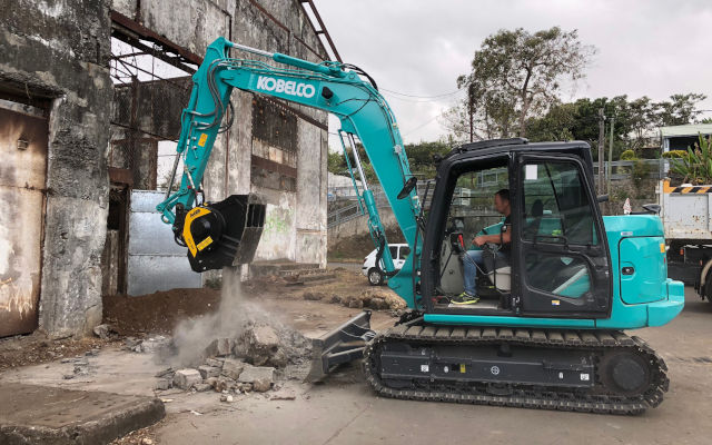 MB-C50 Kobelco Reunion inert material urban jobsite