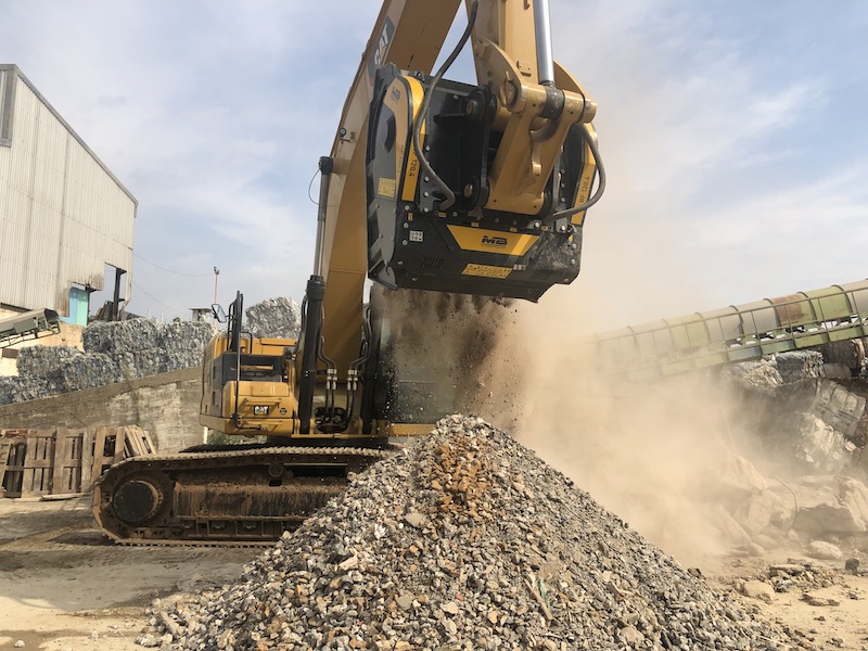 バケットクラッシャーBF120.4をキャタピラー336に取り付けて、ガラを破砕中。