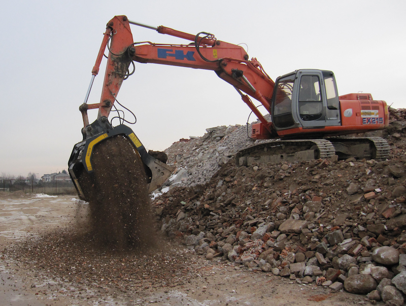 日立の油圧ショベルに取り付けたスクリーンバケットMB-S18がふるい分け。