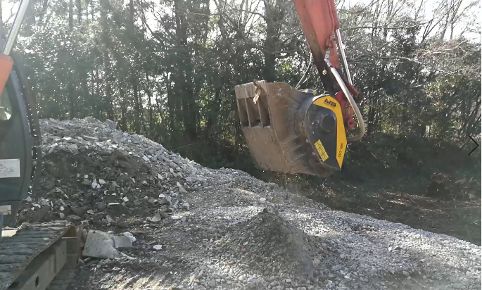 バケットクラッシャーMB-C50を日立ZAXIS75USKに取り付け、コンガラを破砕してリサイクル。