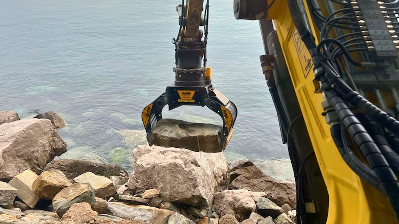 岩石を配置するグラップルMB-G450