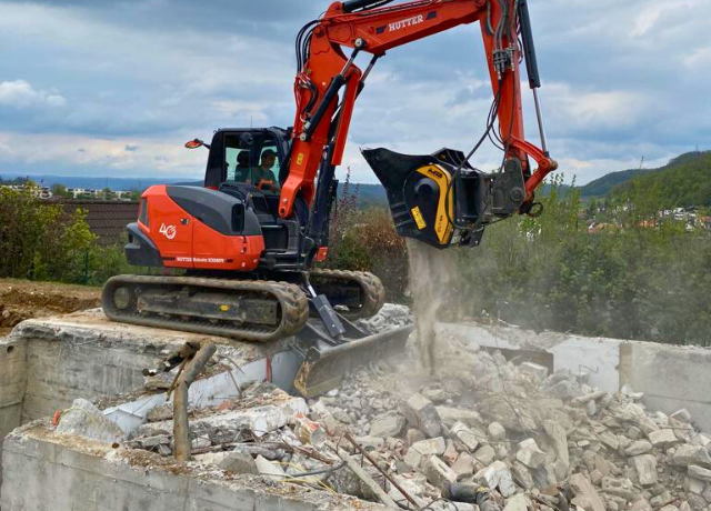 クボタの油圧ショベルに取り付けられたバケットクラッシャー