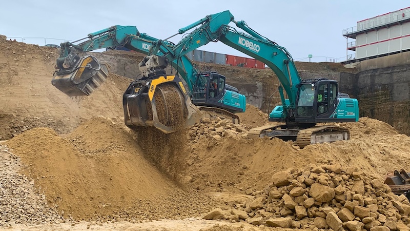 バケットクラッシャーとスクリーンバケットで発生材を処理